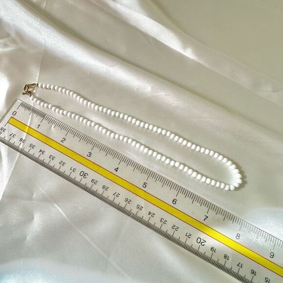 Trifari white beaded choker necklace - Picture 4 of 7